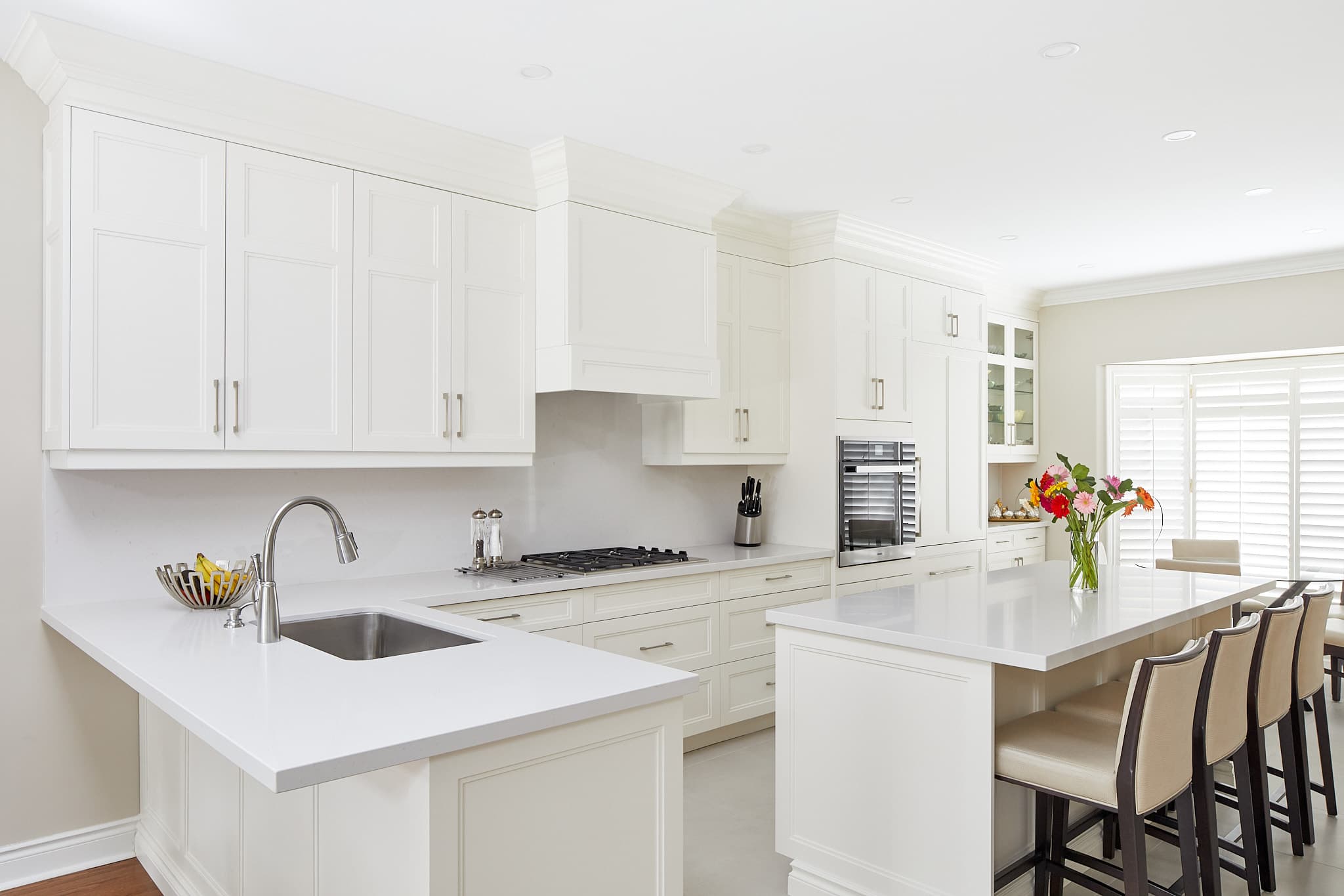 Modern kitchen with island by Harbour Kitchens
