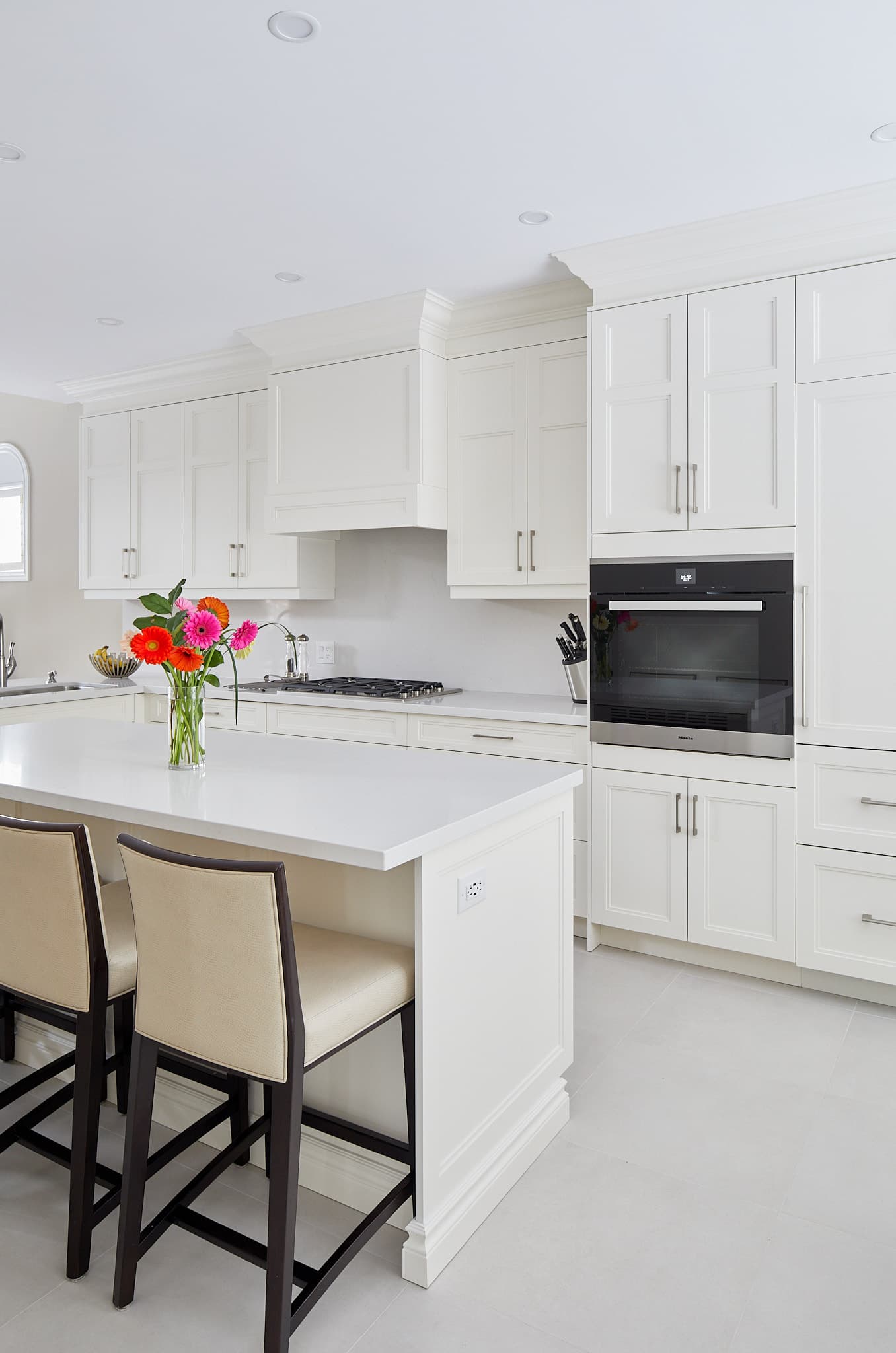 Kitchen island and seating by Harbour Kitchens