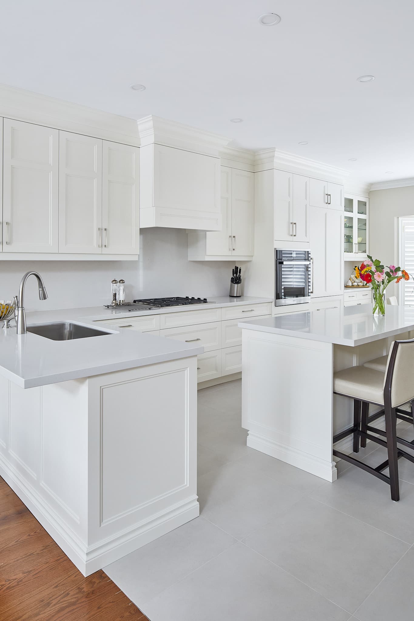 Kitchen renovation with custom range hood by Harbour Kitchens