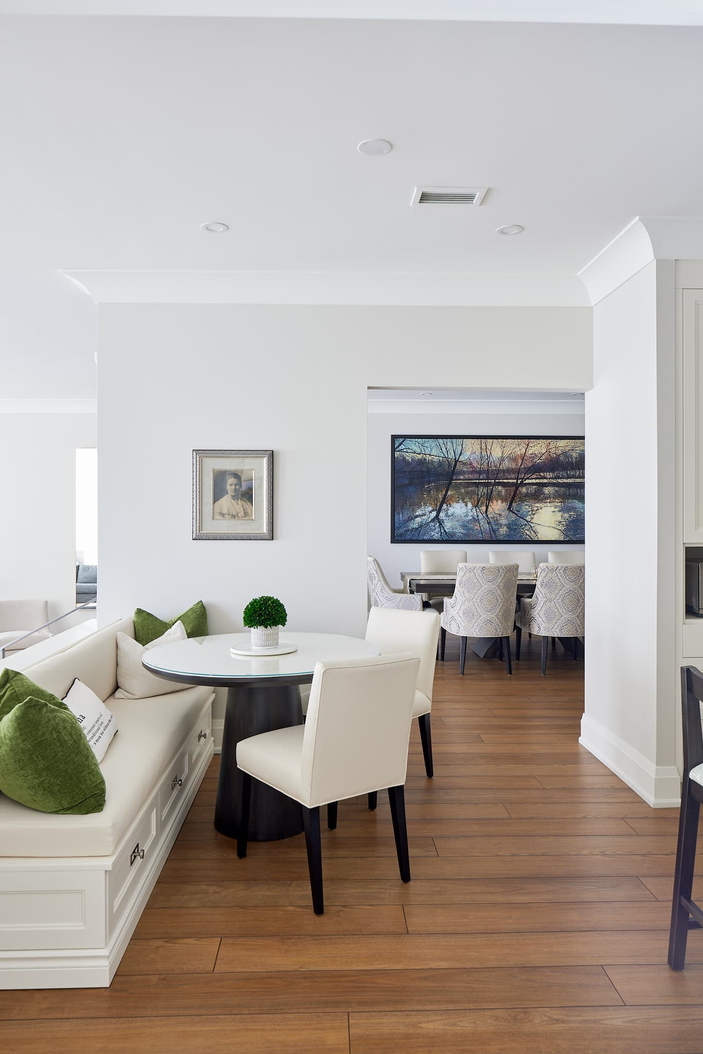 Built-in entertainment centre by Harbour Kitchens