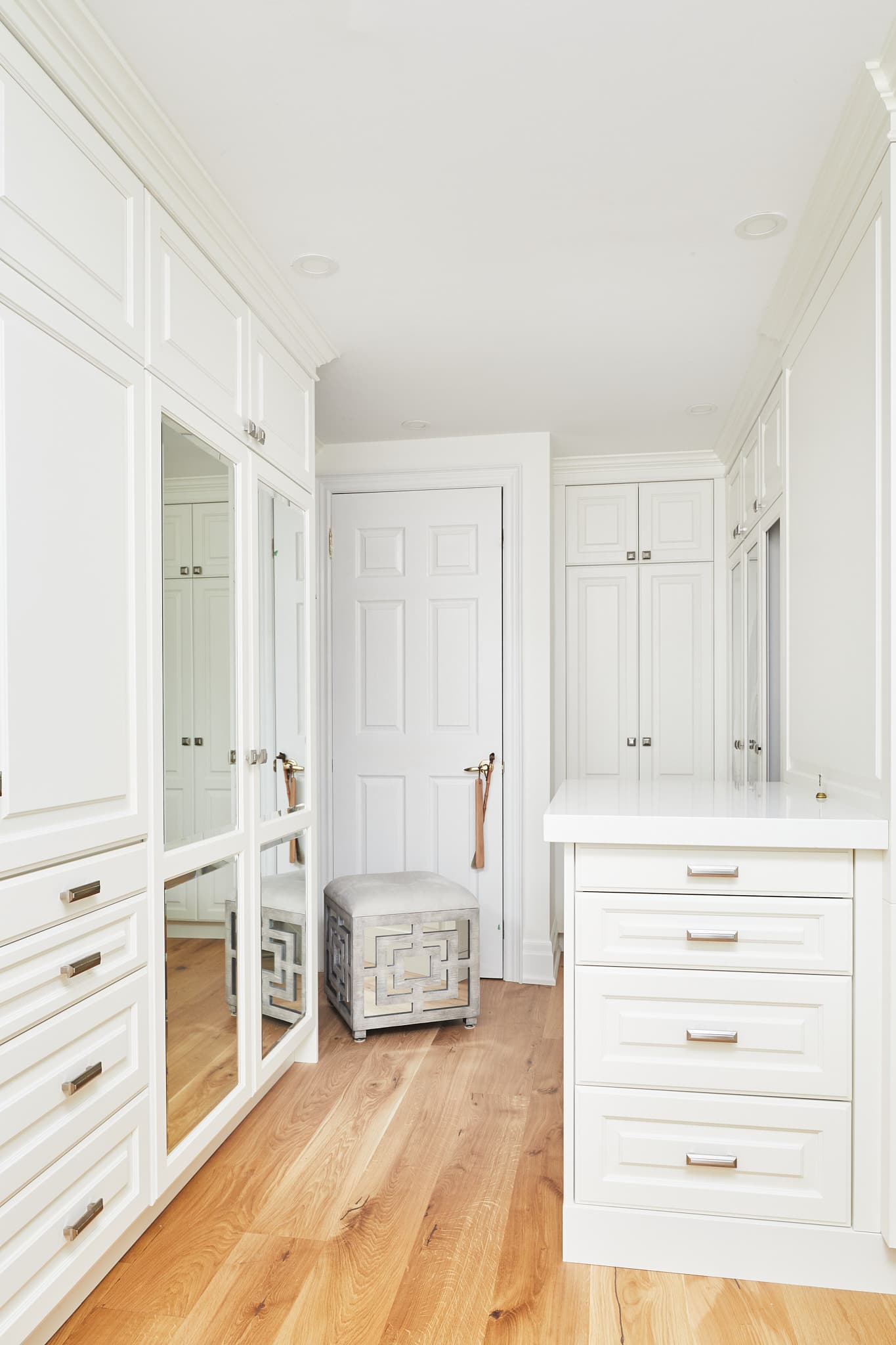 Living room built-ins by Harbour Kitchens